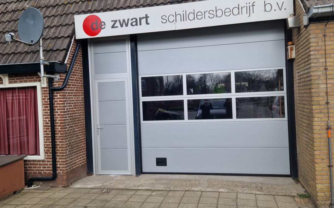 overheaddeur met geïntegreerde loopdeur geplaatst