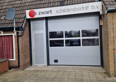 overheaddeur met geïntegreerde loopdeur geplaatst